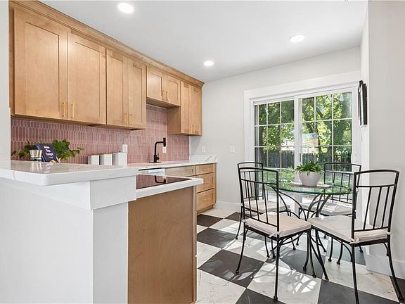 5th image of 807 Morris St