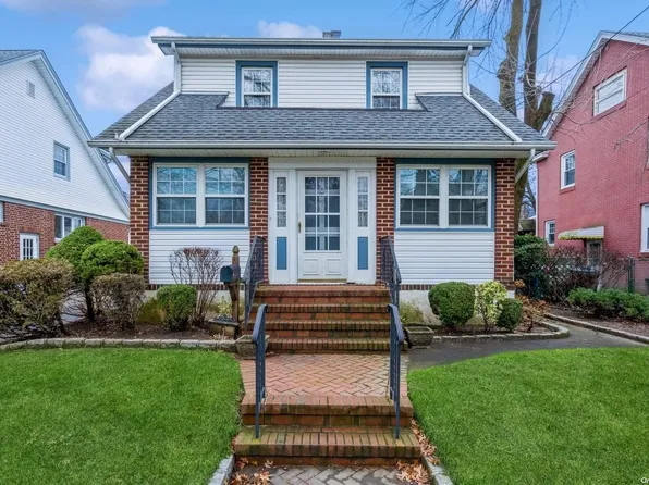 9 Aspen Street, Floral Park, NY 11001