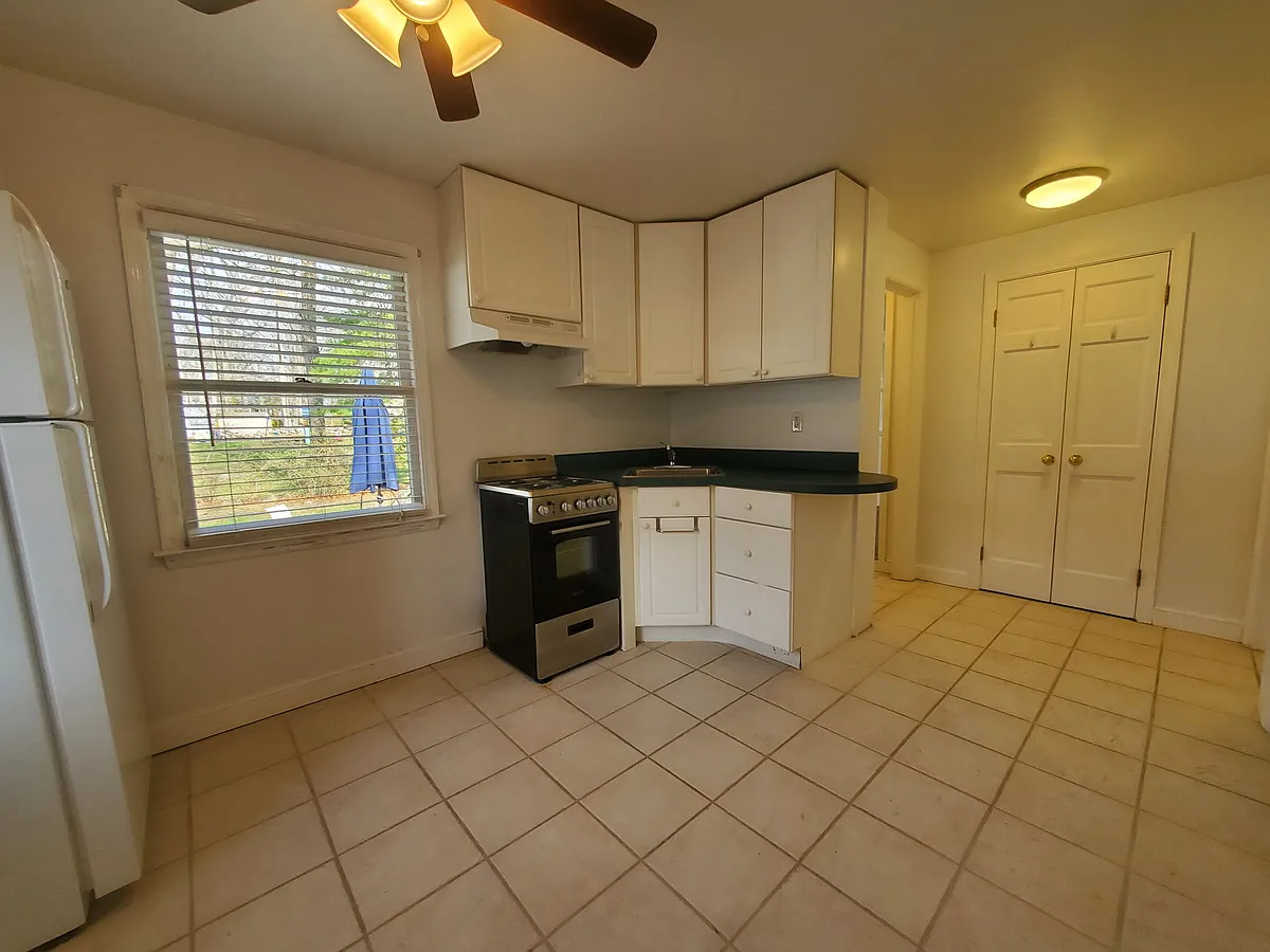 Building Photo - 82 Archer Ln #1