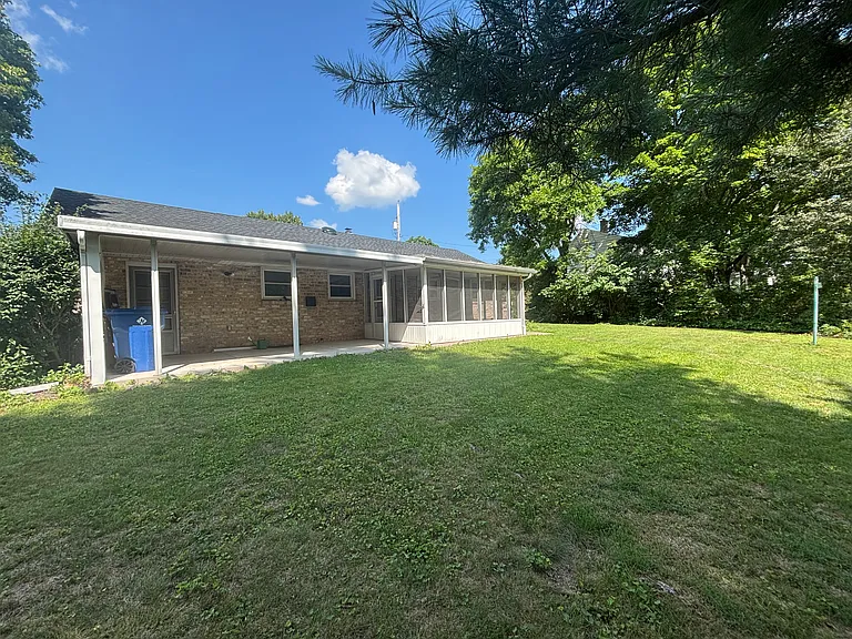 160 Early Ave — Photo 2