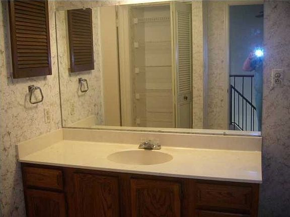 2nd image of 220 Angler Ave Unit 8