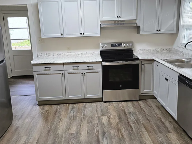 615 W Grady St — Photo 8