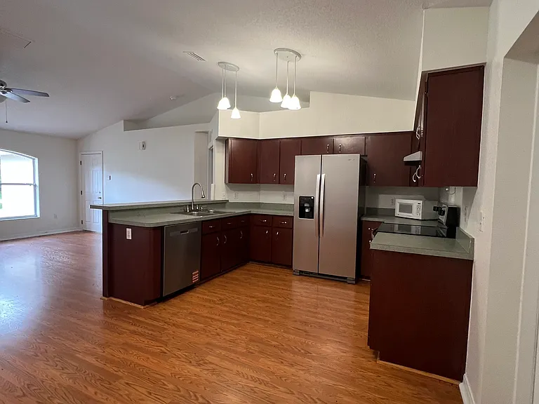 212 E Vermont Ave — Photo 5
