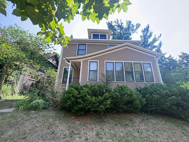 254 Warren Ave SE — Photo 1