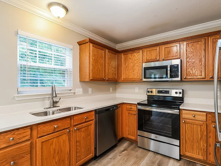 142 Hampshire Dr — Photo 8