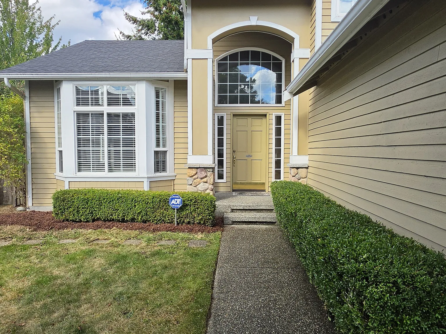 4 bed, 2.5 bath, 1929 sqft, $3,800 — Photo 2