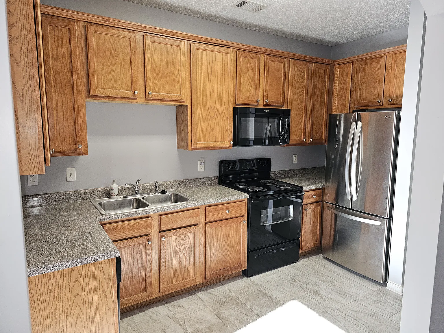 3 bed, 2.5 bath, 1486 sqft, $2,200 — Photo 3