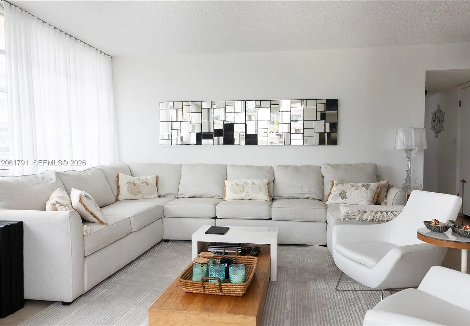 Imperial Towers Condo — Photo 4