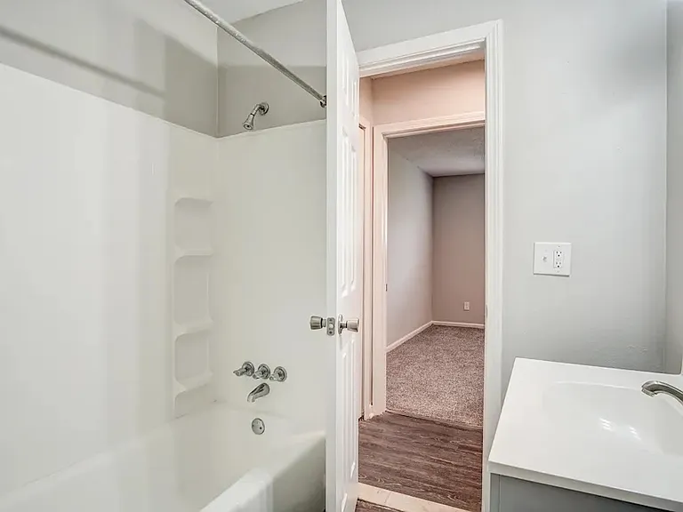 Point Place Apartments — Photo 15