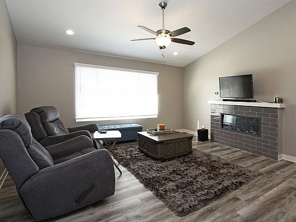 3rd image of 9720 Forest Glen Dr