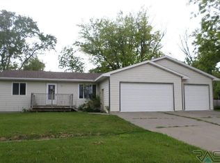 107 S 4th St, Beresford, SD 57004