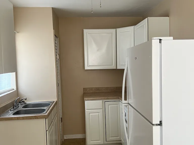2332 Tremont Ave — Photo 12