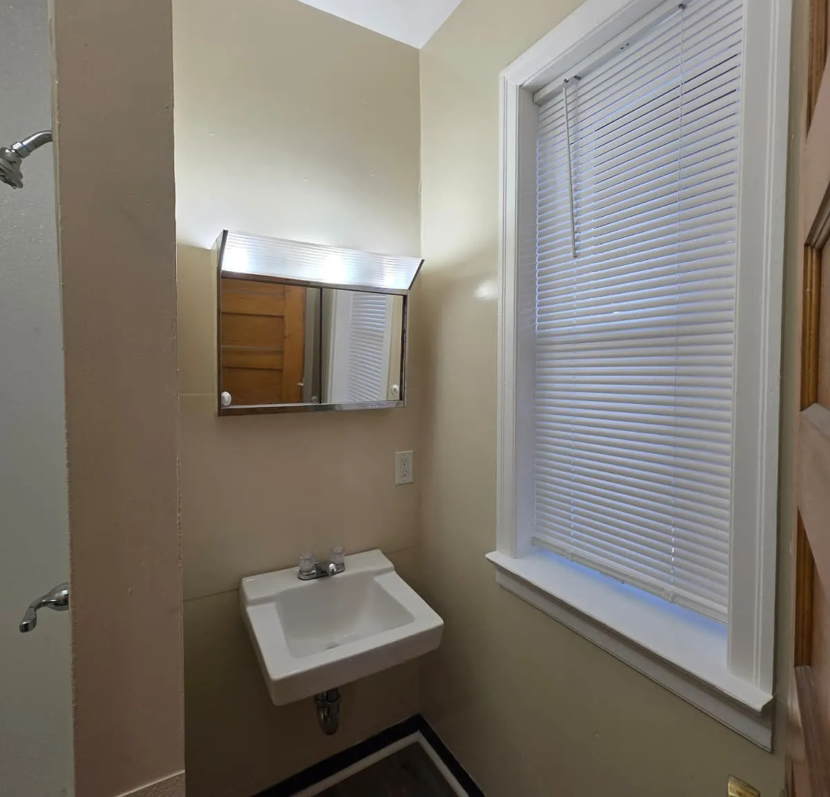 3 bed, 1200 sqft, $1,800 — Photo 2