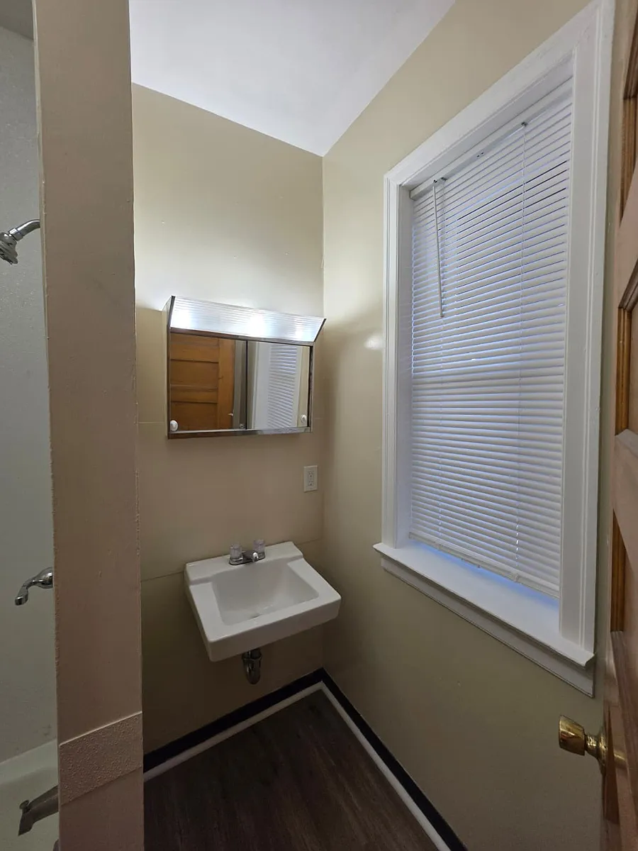 Building Photo - 462 Maple Franklin St #3R