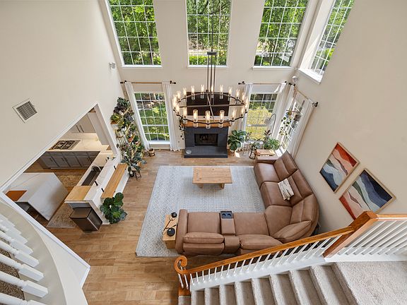 Light-Filled Living Room: Relax and entertain in the impressive living room, characterized by its dramatic high ceilings and abundant natural light.