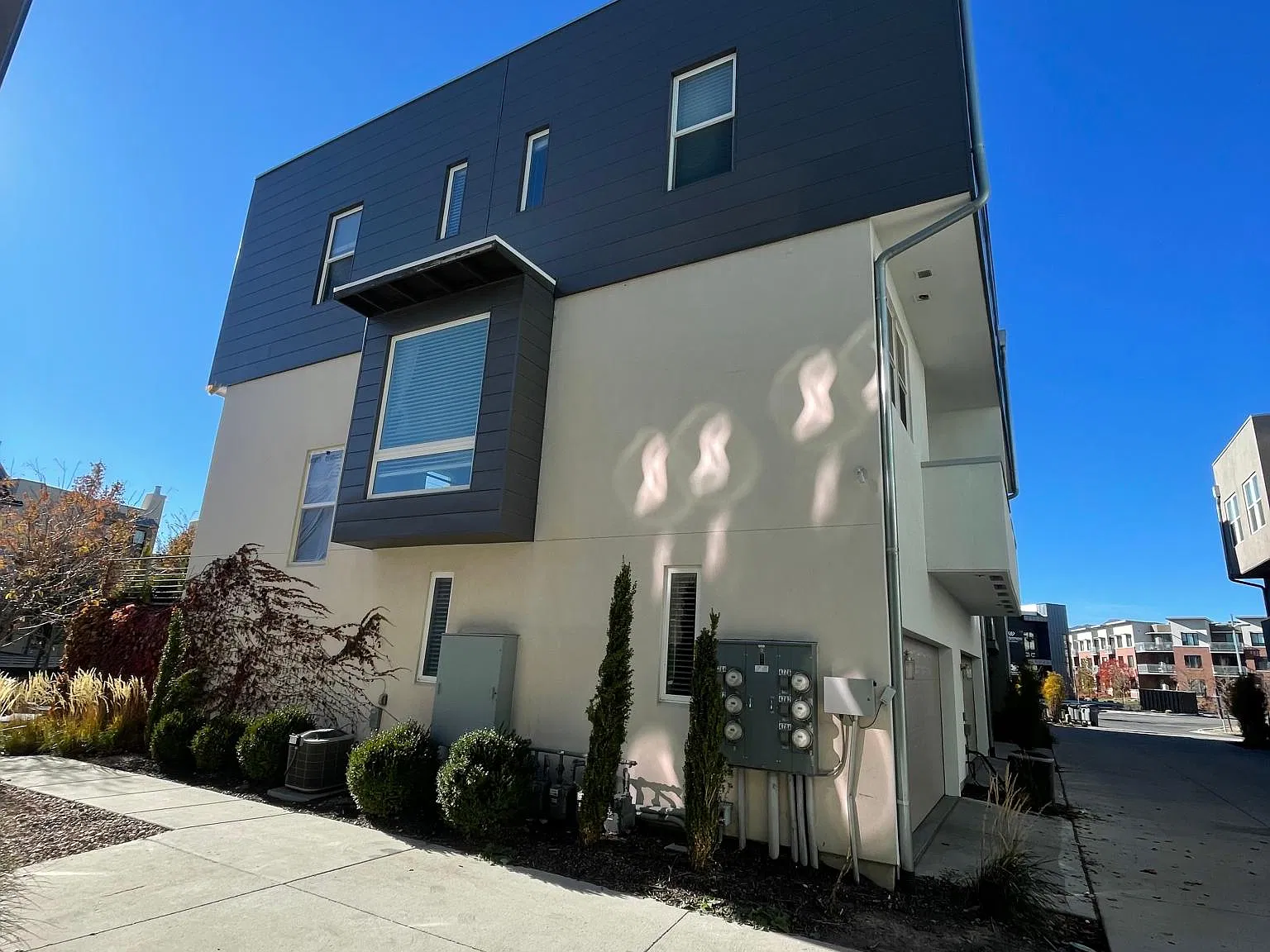 3 bed, 2.5 bath, 1568 sqft, $2,350 — Photo 3