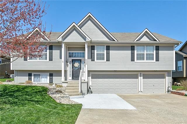 1st image of 900 NW Poplar Ct