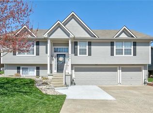 900 NW Poplar Ct, Grain Valley, MO 64029