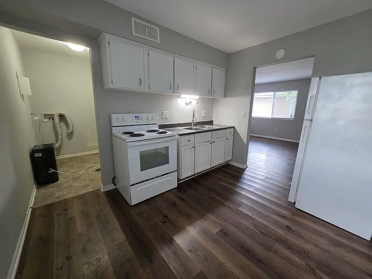 2404 Velma Ave — Photo 8