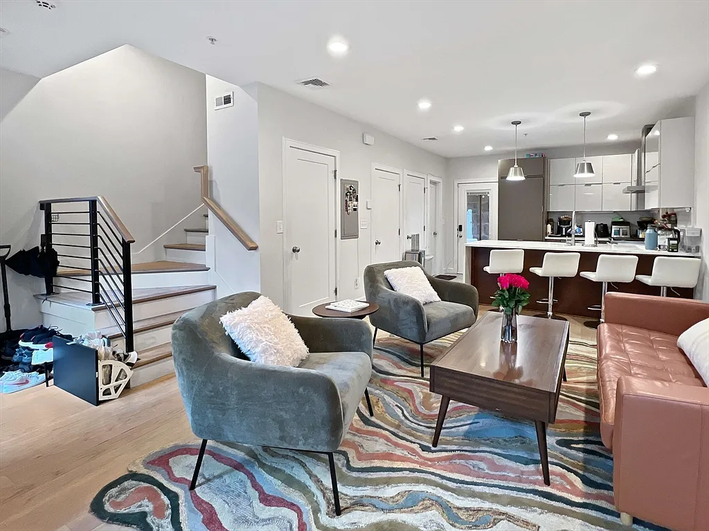 3 bed, 2.5 bath, 1516 sqft, $4,300 — Photo 4