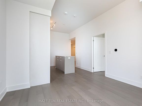 5th image of 8 Manor Rd W #904