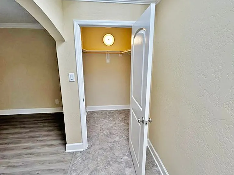 Laurelwood Apartments — Photo 23