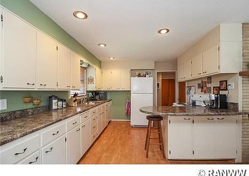 3rd image of 907 Oakwood Blvd