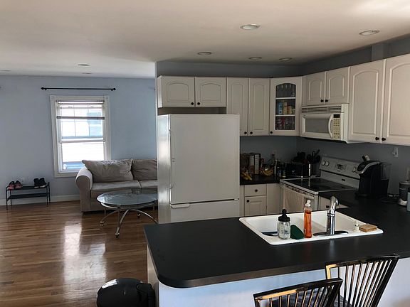 4th image of 13 Emmet St #2