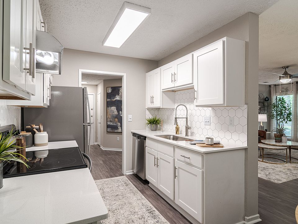 Newly Renovated Dining & Kitchen Area