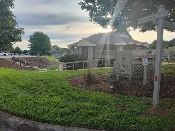 301 Abbey Cir, Asheville, NC 28805