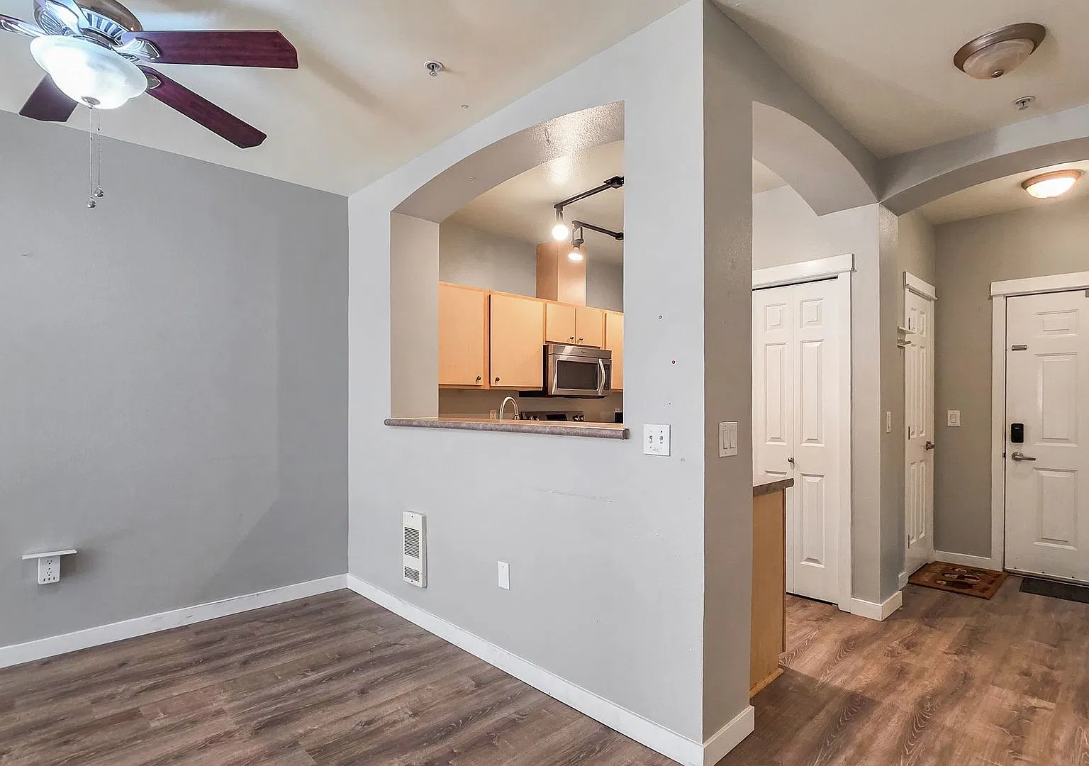 GroundFloor Parterra Condo with Lake Boren PeekaView — Photo 3