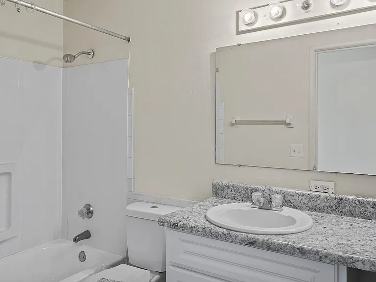 Westport Crossing Apartments — Photo 109