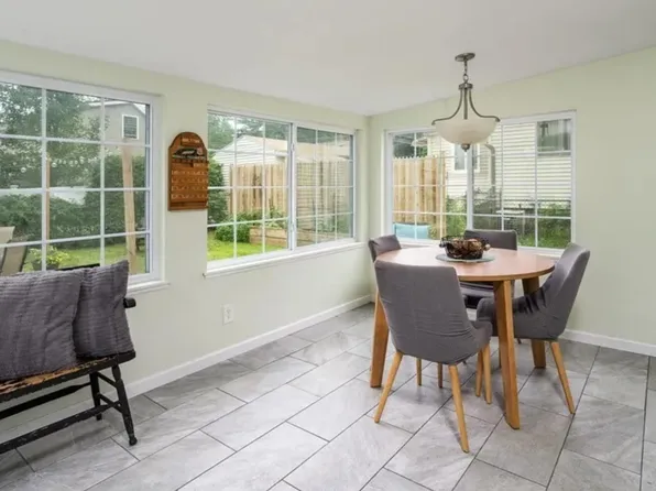 92 Pleasant St, East Longmeadow, MA 01028