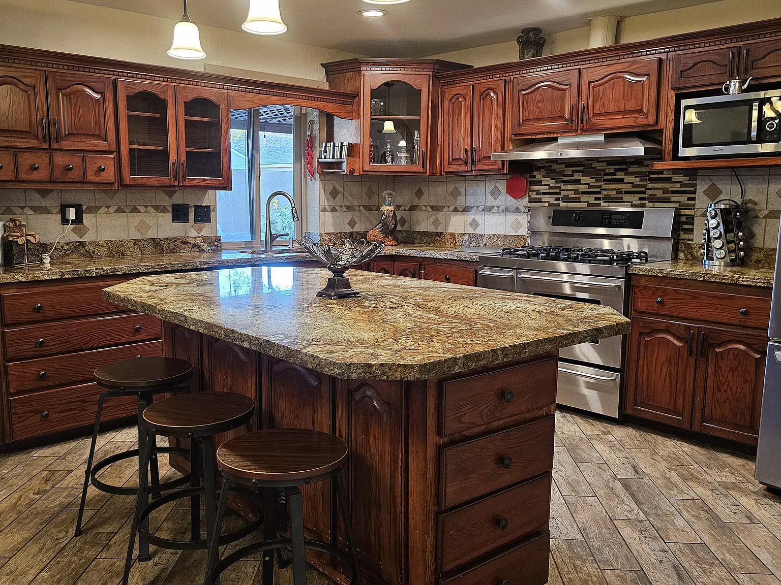 5 bed, 2212 sqft, $3,600 — Photo 3