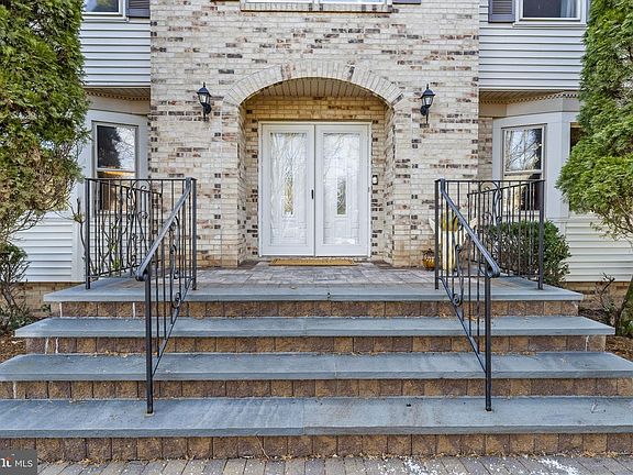 2nd image of 16 Glenbrook Ct