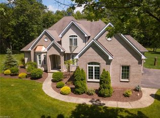 10715 Locust Grove Dr, Chardon, OH 44024