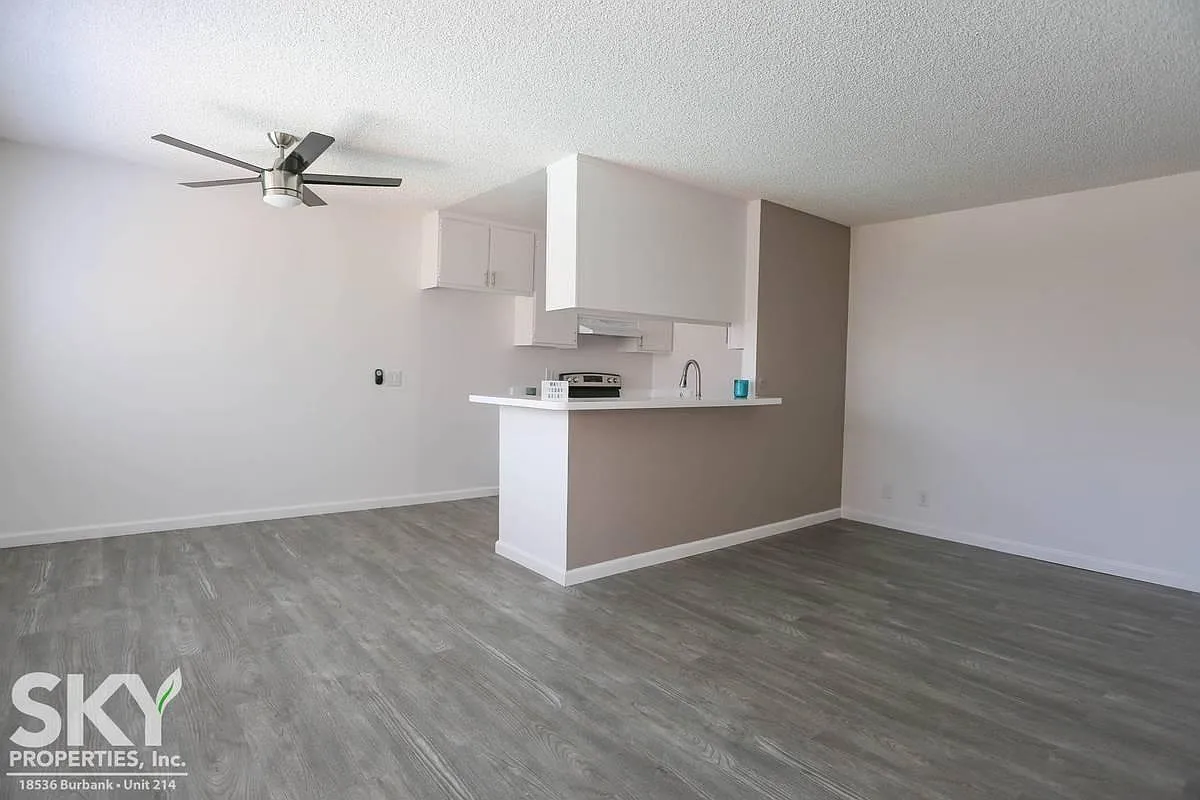 Tarzana West Apartments — Photo 1