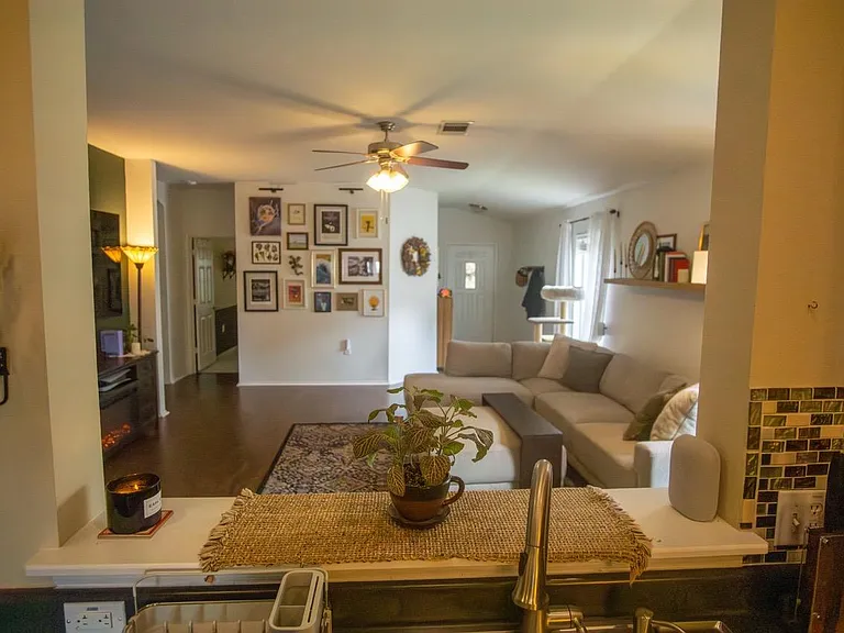5209 English Glade Dr — Photo 4