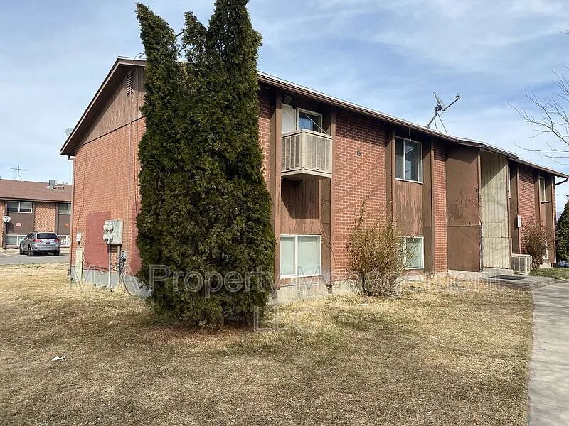 2 bed, 1.0 bath, 900 sqft, $995 — Photo 2