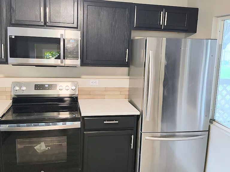 1048 Elm St — Photo 3