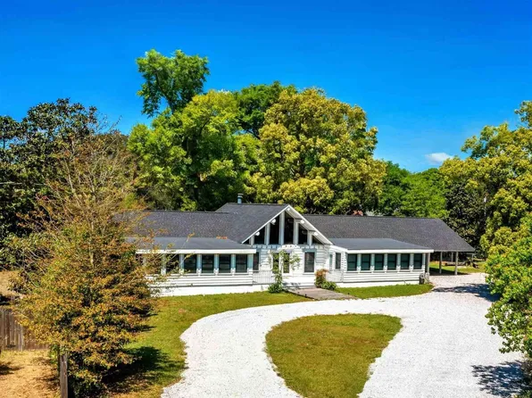 2221 Club House Dr, Lillian, AL 36549