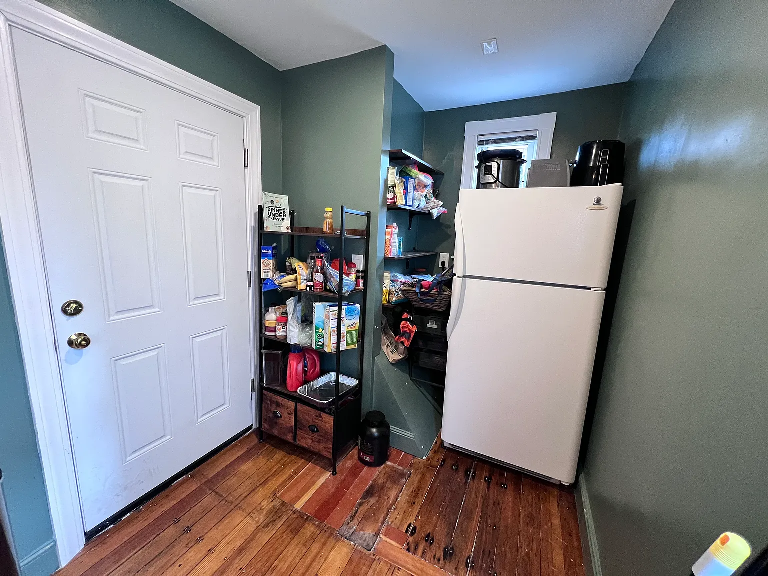 3 bed, 400 sqft, $4,950 — Photo 3