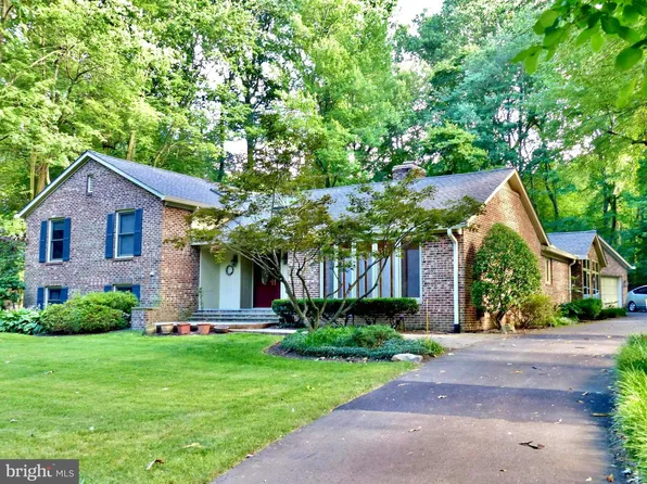 8929 Walker St, Fairfax, VA 22032