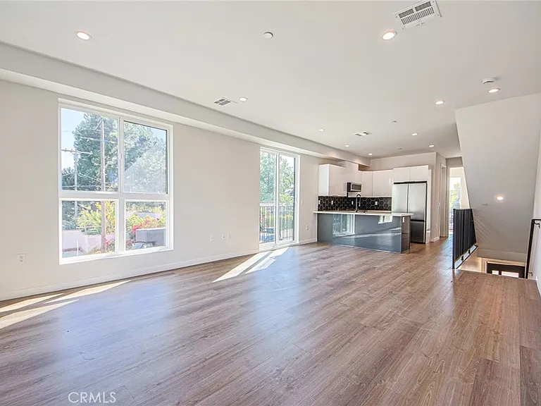 10719 Addison St — Photo 6