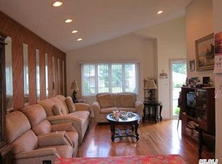 86 W 5th St, Deer Park, NY 11729