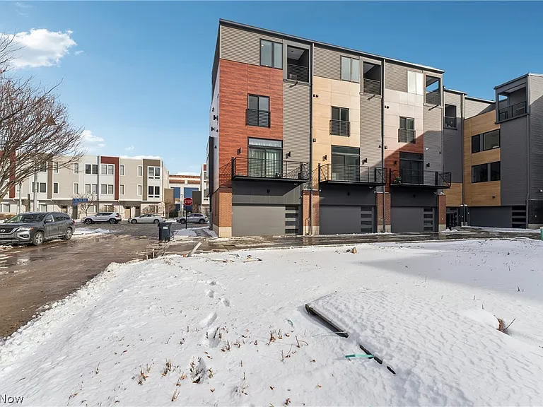 1440 E 15th St — Photo 37