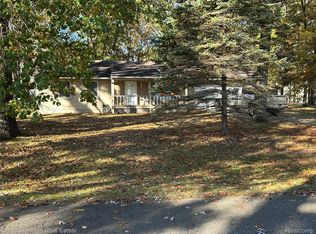 9418 Charlie Brown Ln, Pinckney, MI 48169