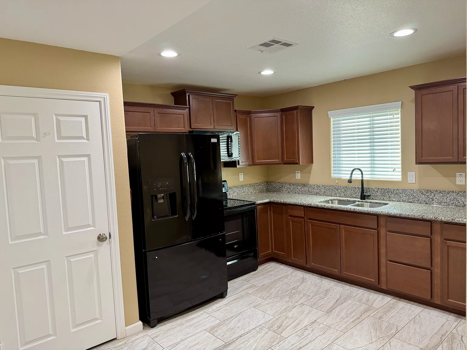 2 bed, 1050 sqft, $2,200 — Photo 3