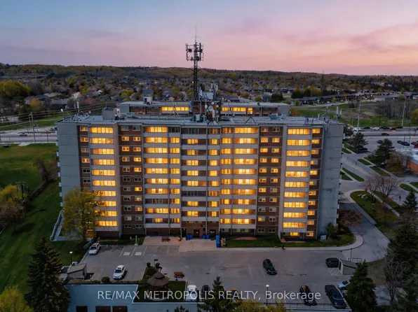 40 William Roe Blvd #1010, Newmarket, ON L3Y 5N4