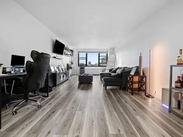 61-20 Grand Central Pkw image 7 of 15